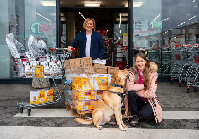 Predaja donacije Društvu Reks in Mila.  | Foto: Spar