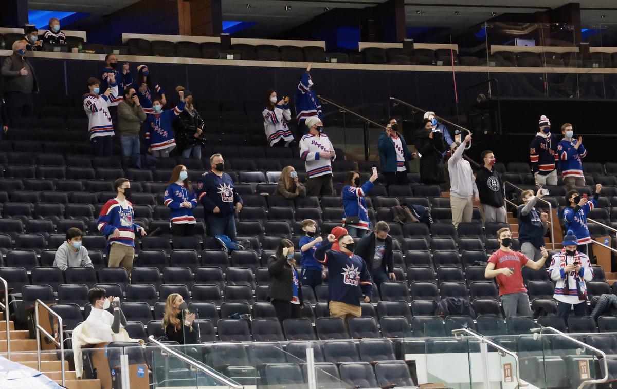 New York Rangers | Hokejisti New York Rangers so po skoraj letu dni dočakali gledalce na tribunah. Zadnji dve tekmi si je lahko ogledalo 1.800 ljubiteljev hokeja, ki pa v akciji niso videli ruskega zvezdnika Artemija Panarina. | Foto Guliverimage