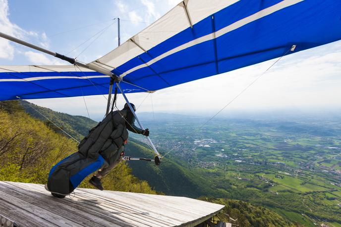 Jadralni zmaj. Jadralni padalec. | Pri vzletu z jadralnim zmajem se je včeraj popoldne huje poškodoval 47-letnik. | Foto Shutterstock