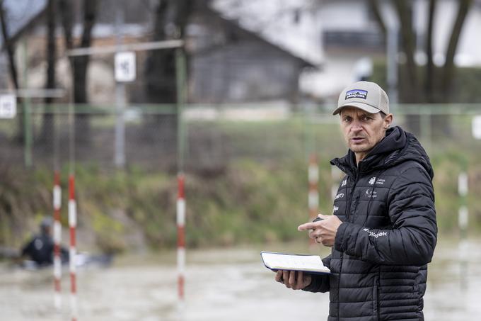 Naš sogovornik ob tacenskem kanalu, kjer je delal s skupino perspektivnih tekmovalcev. | Foto: Ana Kovač