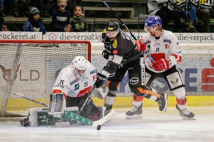 Luka Gračnar | Luka Gračnar je z Innsbruckom ostal tudi brez teoretičnih možnosti za napredovanje v četrtfinale. Klubska sezona se bo za slovenskega vratarja končala v nedeljo, 10. marca. | Foto Sportida