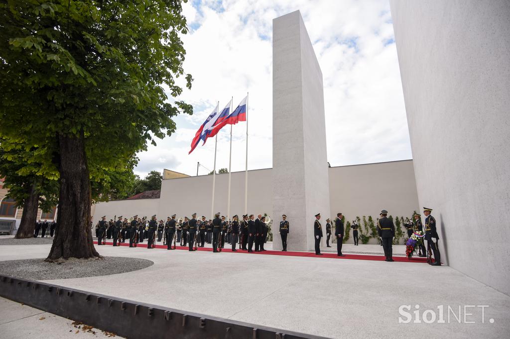 Odkritje spomenika vsem žrtvam vojn in z vojnami povezanim žrtvam