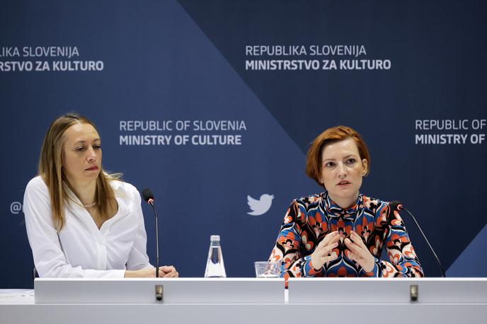 Novinarska konferenca, Bolonjski knjižni sejem: Katja Stergar, Asta Vrečko | Z Italijo tesno sodelujejo tudi pri prihajajočem nazivu Evropske prestolnice kulture, ki jo bosta prihodnje leto nosili Nova Gorica in Gorica. To bo še dodatno utrdilo sodelovanje med državama, je prepričana ministrica Asta Vrečko. | Foto Daniel Novakovič/STA