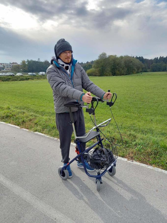 Šest tednov po hudi nesreči v gorah se Tadej Golob počasi vrača v aktivno življenje. S pomočjo hodulje lahko tudi že hodi.  | Foto: osebni arhiv/Lana Kokl