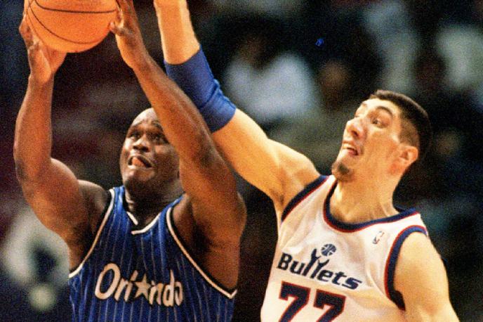 Gheorghe Muresan | Še celo Shaq je moral skočiti, da je bil višji od Muresana. | Foto Reuters