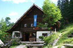 Koča na Klemenči jami pod Ojstrico (1208 m)