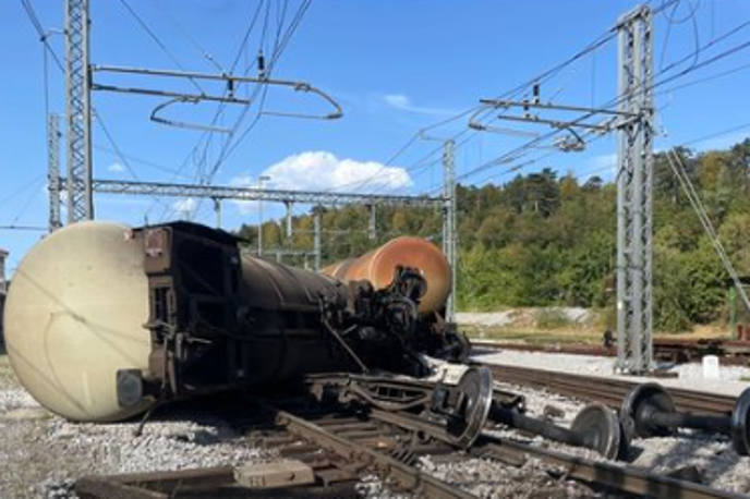 PGD Postojna | Še vedno ni znan vzrok nesreče pri Postojni, kjer se je iztiril in prevrnil vagon z dizelskim gorivom. Škode je za 600 tisoč evrov. | Foto PGD Postojna/IG