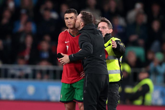 Cristiano Ronaldo Portugalska Stožice | Janez Kozelj, ki mu je uspelo med tekmo priti do Cristiana Ronalda. | Foto www.alesfevzer.com