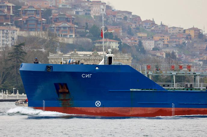 tanker | O napadu na tanker Sig so poročale tudi ruske oblasti. Zadet naj bi bil v petek ob 22.20 po srednjeevropskem času južno od Kerške ožine. Ruski mediji navajajo, da je bila v napadu poškodovana strojnica, vsi člani posadke pa so jo odnesli brez poškodb. | Foto Reuters