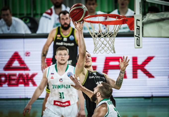 Olimpija je dobila skoka (45:33), kar pa je bilo premalo za zmago. | Foto: Vid Ponikvar