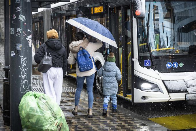 Od lani lahko imetniki vseslovenskih vozovnic za potniški promet brezplačno prestopajo tudi na LPP, kar bi lahko povečalo število potnikov. | Foto: Ana Kovač