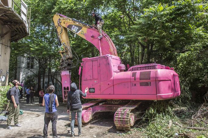 Bager – simbol in sredstvo za kapitalsko rušenje tega, kar se je v desetih letih razvilo v avtonomni center Rog. | Foto: 