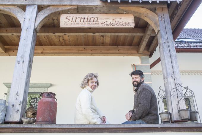 Sirarsko tradicijo na kmetiji Pustotnik sta začela Žuža in Milan Brence. | Foto: Matej Leskovšek