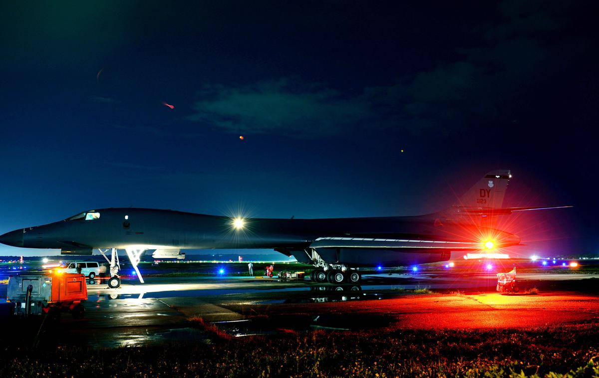 Bombnik B1-B na otoku Guam | Američani imajo na otoku Guam za zdaj slabo branjeno letalsko oporišče Andersen. Na fotografiji iz leta 2017 vidimo bombnik B-1B na vzletni stezi v oporišču Andersen. | Foto Guliverimage