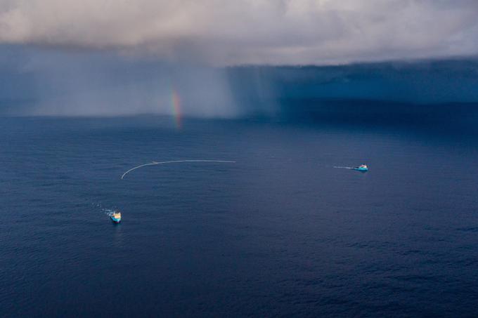 Organizacija The Ocean Cleanup, ki jo je leta 2013 ustanovil danes šele 27-letni nizozemski izumitelj hrvaških korenin Boyan Slat, je pred skoraj petimi leti proti Tihemu oceanu poslala eksperimentalno floto zajetij za plastične smeti, ki plavajo tik pod gladino Tihega oceana. Po več porazih in negotovosti javnosti so leta 2021 v organizaciji razglasili, da ni več dvoma, da prototipni lovilec plastičnih odpadkov deluje. V pristanišče v Viktoriji na zahodu Kanade so njihova plovila, vračajoč se z 12 tednov trajajočih misij prestrezanja smeti, oktobra 2021 pritovorila več deset ton odpadne plastike, nabrane na Tihem oceanu. Projekt se od takrat zgolj še širi. | Foto: The Ocean Cleanup