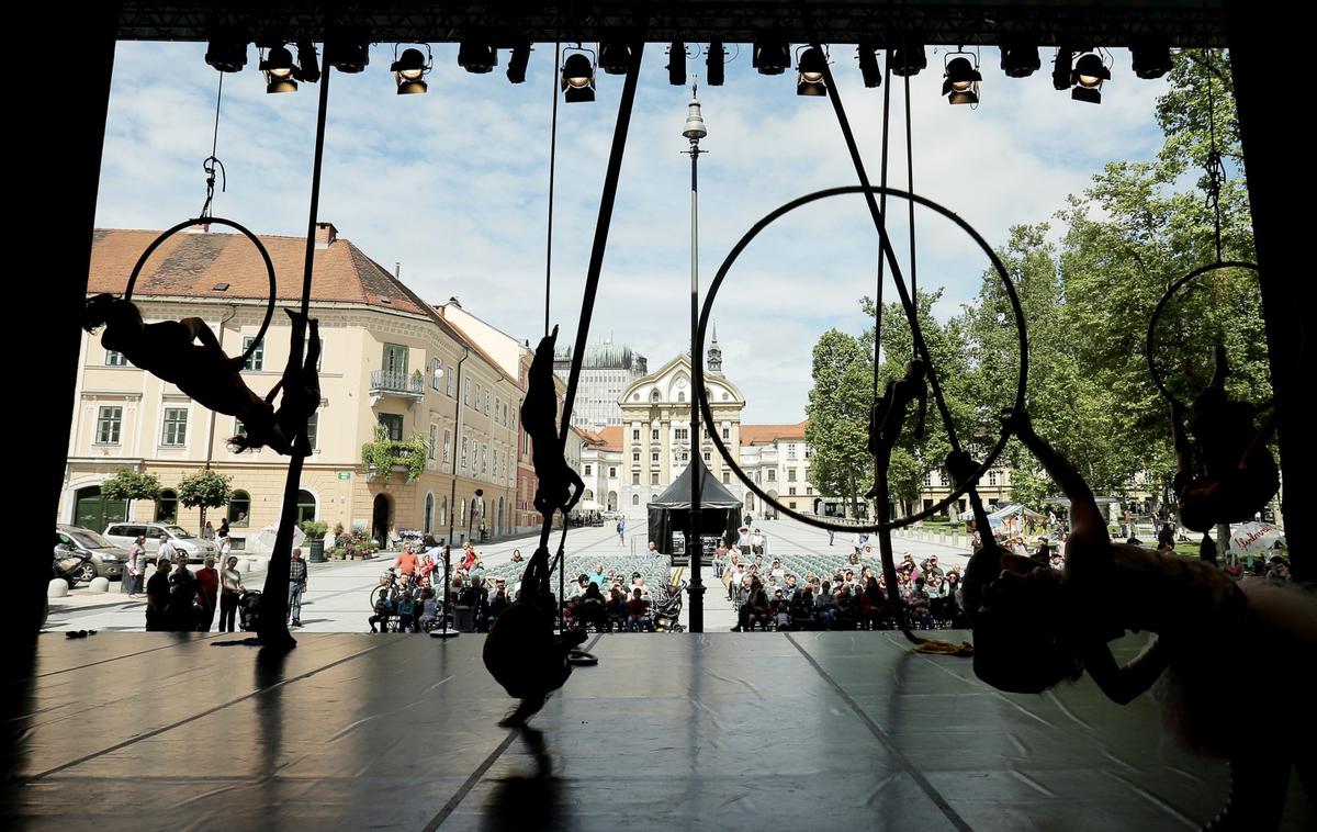 cirkus | Slovenski cirkuški ustvarjalci – Zavod Bufeto, Mismo Nismo, Cirkokrog – so že drugo leto zapored združili moči, tako da bodo v Ljubljano tudi letos pripeljali pravi cirkuški šotor, ki, kot obljubljajo organizatorji, "predstavlja ključni del nepozabne festivalske izkušnje". Poleg številnih predstav bodo ponudili tudi delavnice klovnade in akrobatike. | Foto STA