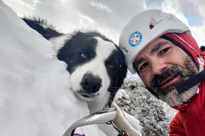 Matjaž Šerkezi | Reševalna akcija s srečnim koncem! Gorski reševalec Matjaž Šerkezi je izpod poledenele Brane rešil mejnega ovčarja Jimmyja.  | Foto Matjaž Šerkezi