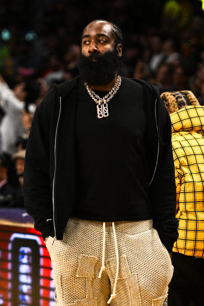 James Harden je spremljal dvoboj v "civilni" obleki. | Foto: Reuters