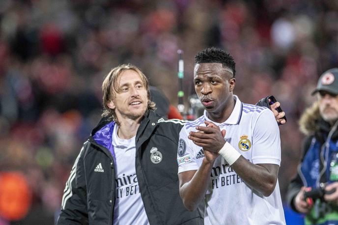 Modrić Vinicius | 37-letni Hrvat Luka Modrić in 15 let mlajši Brazilec Vinicius Jr. po veliki zmagi Reala na Anfieldu. | Foto Guliverimage