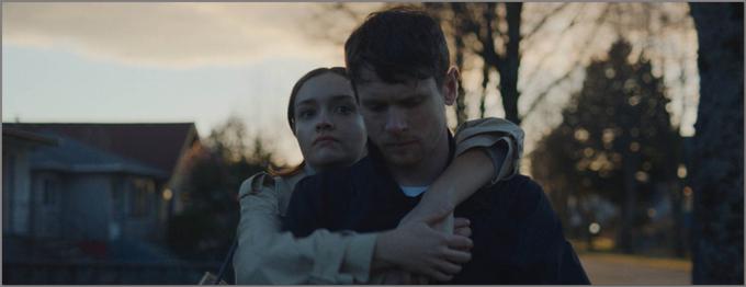 Hvaljena romantična drama spremlja poskus mladih poročencev (Olivia Cooke in Jack O'Connell), da bi ohranila razmerje med epidemijo skrivnostnega virusa, ki povzroča izgubo spomina. • V soboto, 1. 1., ob 4.15 na Cinemax.* │ Tudi na HBO OD/GO. | Foto: 