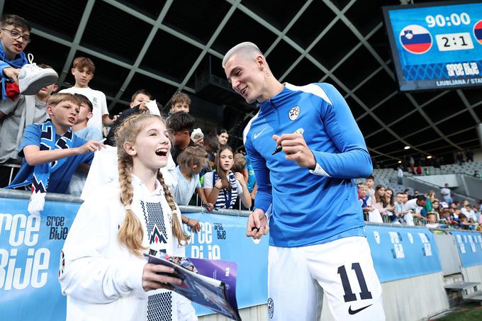 Benjamin Šeško velja za velikega zvezdnika slovenske reprezentance, ki je zelo priljubljen tudi med mladimi navijači. Tako je osrečil željo mladi ljubiteljici nogometa po tekmi z Armenijo. Danes ga čaka prijateljska tekma z Bolgarijo. | Foto: www.alesfevzer.com