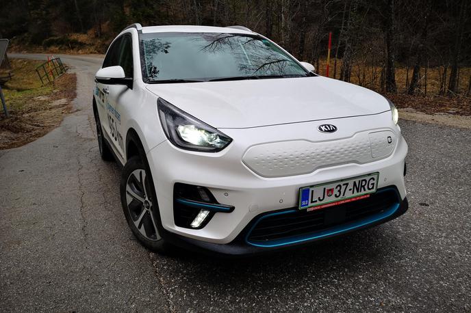 Kia e-niro | Kia e-niro je eden najbolj celovitih električnih avtomobilov na trgu, ki ima le malo slabih lastnosti. Visoka cena omejuje krog kupcev; racionalen je za tiste, ki bi se z njim vozili veliko, po možnosti izkoristili kreditiranje Eko sklada in iščejo prvi domači avtomobil. | Foto Gregor Pavšič