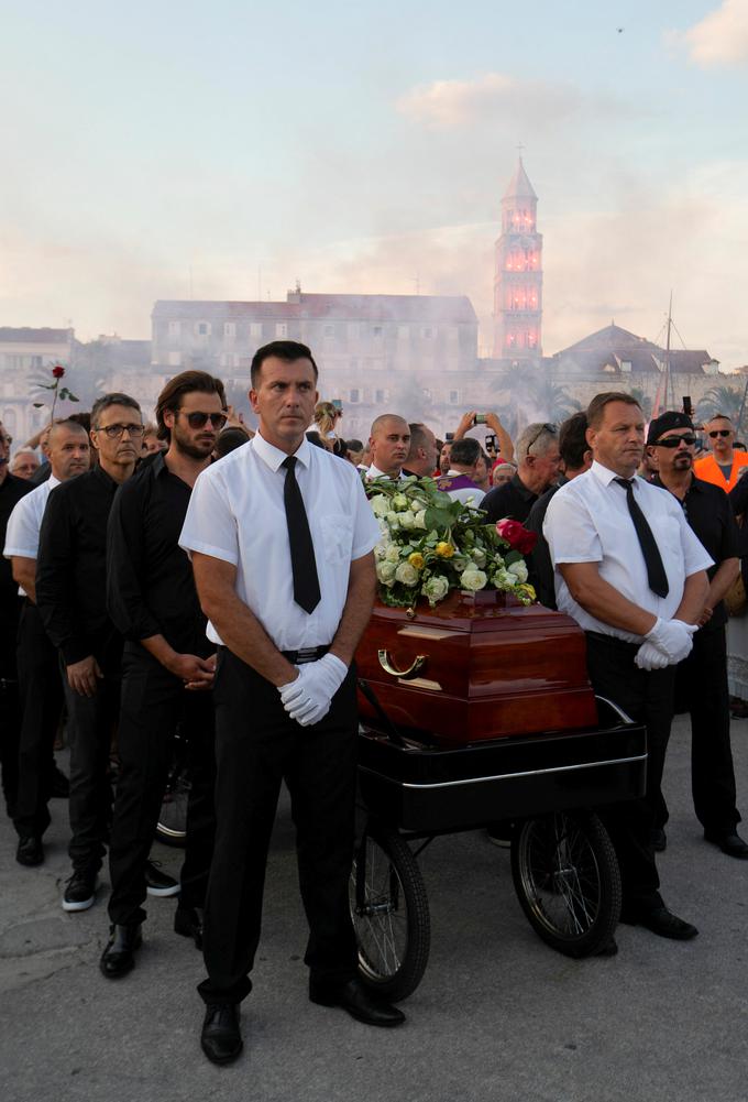 Slovo se je začelo včeraj, pokopali pa ga bodo danes. | Foto: Reuters