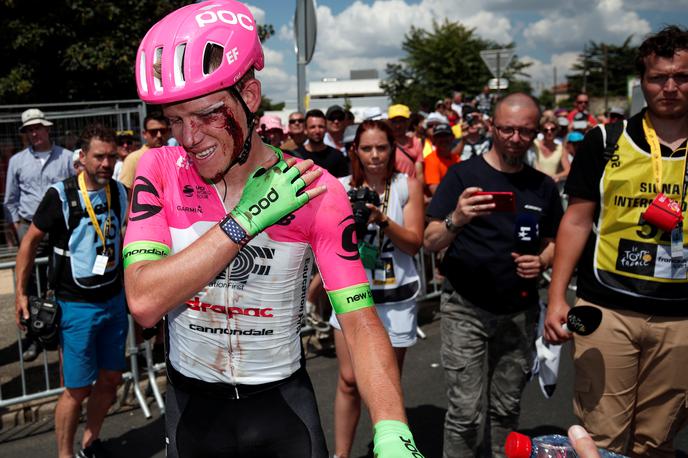 Lawson Craddock | Ameriški kolesar Lawson Craddock,  član ekipe EF Education First-Drapac, je z zlomljeno lopatico prevozil vseh 21 etap francoskega Toura. V skupni razvrstitvi je zasedel zadnje mesto in si privozil naziv Lantern Rouge. Vzporedno z dirko je zbiral tudi sredstva za obnovo velodroma v Houstonu, kjer je naredil prve kolesarske zavoje. Za zdaj je zbral že več kot 260 tisoč dolarjev. | Foto Reuters