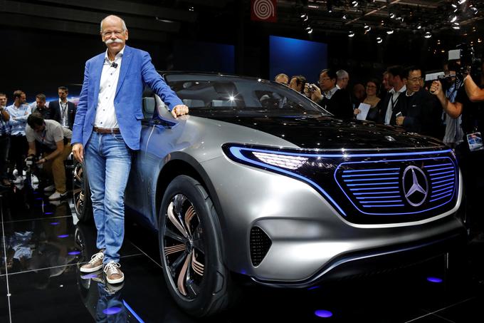 Dieter Zetsche se bo v zgodovino zapisal kot eden najbolj sproščenih in uspešnih izvršnih predsednikov katerekoli avtomobilske znamke. Njegovi sivi brki, suknjič in športna obuvala pa so v svet kravat prinesli kar nekaj svežine. | Foto: Reuters