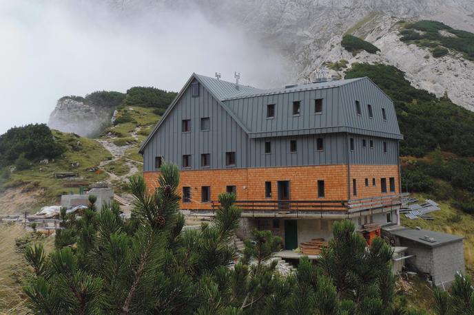 Cojzova koča na Kokrskem sedlu | Med planinskimi kočami, ki so začasno zaprte, je tudi Cojzova koča na Kokrskem sedlu. | Foto Matej Ogorevc