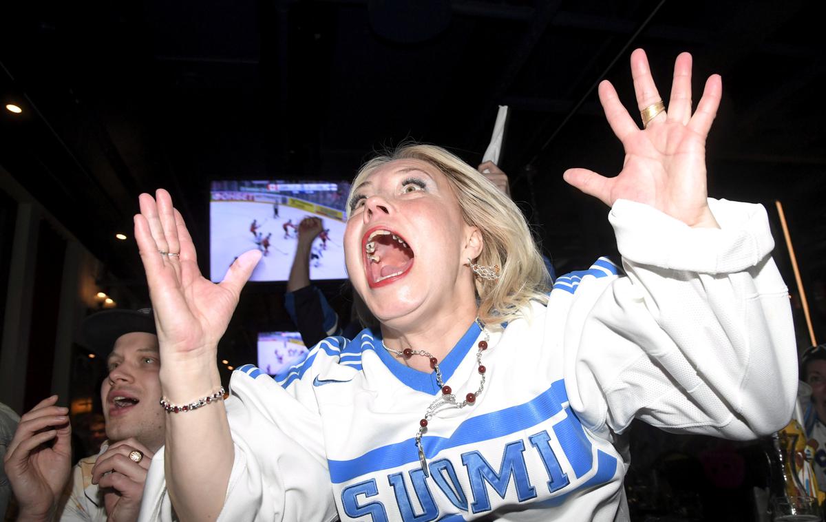 Navijačica Finska | Finska, dežela svetovnih prvakov v hokeju na ledu, doživlja največjo nogometno vročico v zgodovini. | Foto Reuters