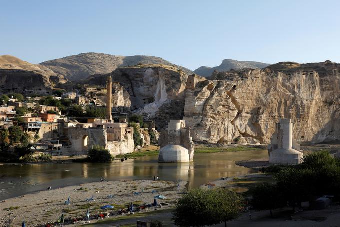 Panoramo mesta Hasankeyf zaznamujejo ostanki starodavnega kamnitega mostu čez reko Tigris, enega redkih, ki so stari več kot tisoč let in tako ohranjeni, srednjeveški minaret in v živo skalo vklesana bivališča, ki naj bi nastala že v kameni dobi. | Foto: Reuters