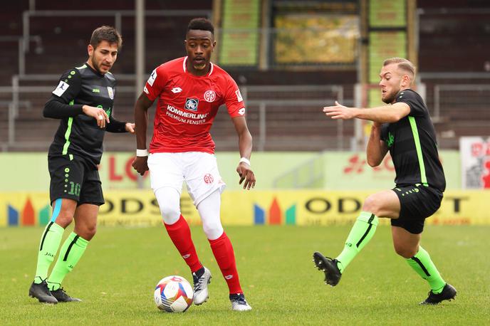 Antoine Makoumbou | Antoine Makoumbou (v sredini) je bil pred prihodom v Maribor član Mainza. | Foto Guliverimage