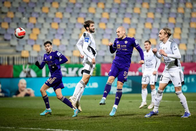 Derbi med Mariborom in Muro je potekal pred praznimi tribunami. | Foto: Blaž Weindorfer/Sportida