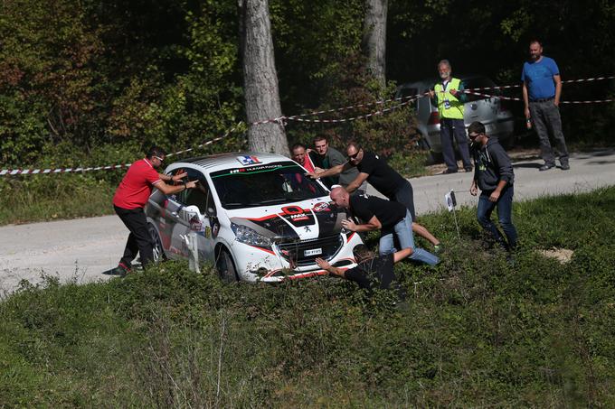 Aleksu Humarju so nazaj na cesto pomagali tudi gledalci. | Foto: Gregor Pavšič