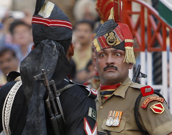 Med Indijo in Pakistanom so od konca britanske kolonialne vladavine izbruhnile tri vojne (leta 1947–1948, 1965 in 1971). Te vojne so potekale, ko nobena od držav še ni imela jedrskega orožja. Na fotografiji: indijski (desno) in pakistanski mejni vojak na meji med državama. | Foto: Guliverimage