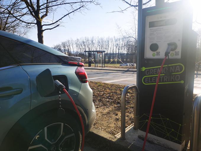 Med javnimi polnilnicami so najcenejše tiste od Elektra Ljubljane. Ena kilovatna ura nas je stala 15 centov. Strošek je sicer odvisen tako od dolžine kot od povprečne moči polnjenja. | Foto: Gregor Pavšič