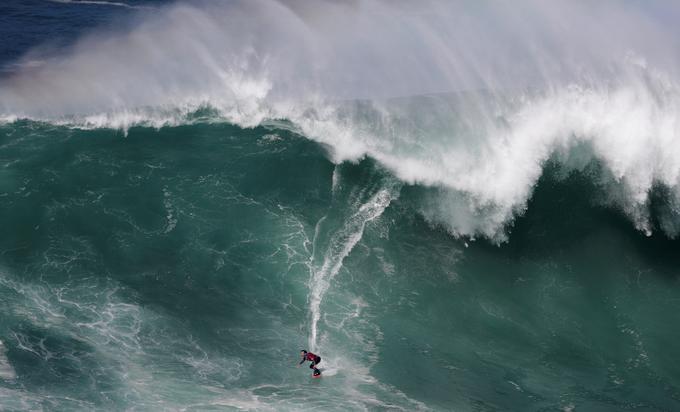 18. april: španski surfer Axi Muniain med deskanjem v kraju Praia do Norte v Nazaru na Portugalskem. | Foto: Reuters