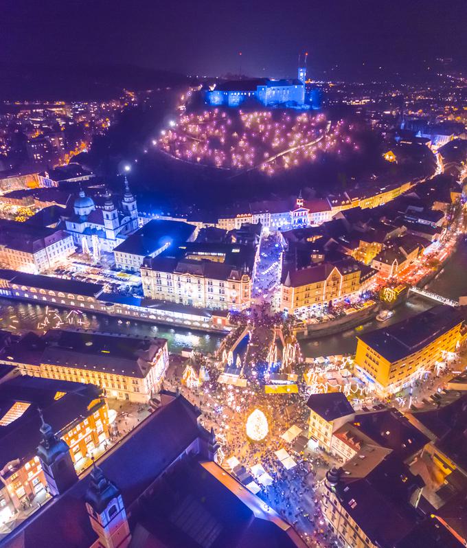 Primer fotografije iz tako imenovane posebne kategorije. Do lanskega leta so bili v Sloveniji štirje izvajalci, ki bi jo lahko naredili legalno. Zdaj smo dobili prvega izvajalca, ki to lahko počne tudi po novi evropski uredbi o brezpilotnikih. Dron v tem primeru leti in snema nad Ljubljano, torej z naseljem in nad veliko množico ljudi ob takratnem prednovoletnem prižigu lučk. | Foto: Janez Kotar