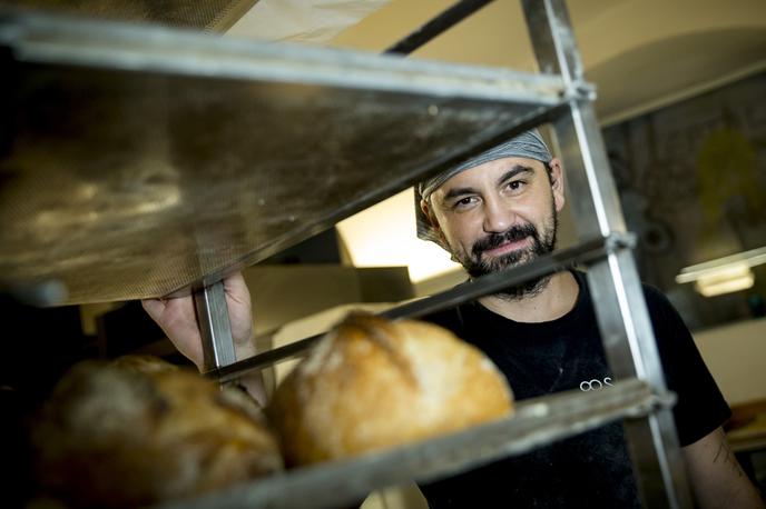 Andrej Gerželj pek | Andrej Gerželj je iz hobija ustvaril uspešen posel. Na Starem trgu v Ljubljani že šesto leto razvaja s kruhom in drobnim pecivom slovenskega porekla. | Foto Ana Kovač