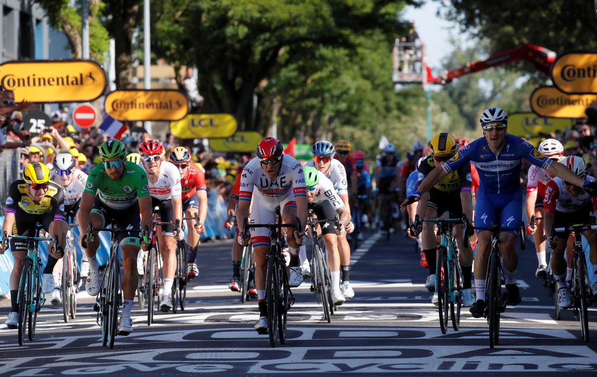 TDF 19: 4. etapa | Četrto etapo Dirke po Franciji je v ciljnem šprintu dobil Italijan Elia Viviani, v skupnem seštevku pa do večjih sprememb ni prišlo. Alaphilippe je ohranil 20 sekund prednosti pred Belgijcem Woutom van Aertom na drugem in 25 sekund pred Nizozemcem Stevenom Kruijswijkom na tretjem mestu. | Foto Reuters