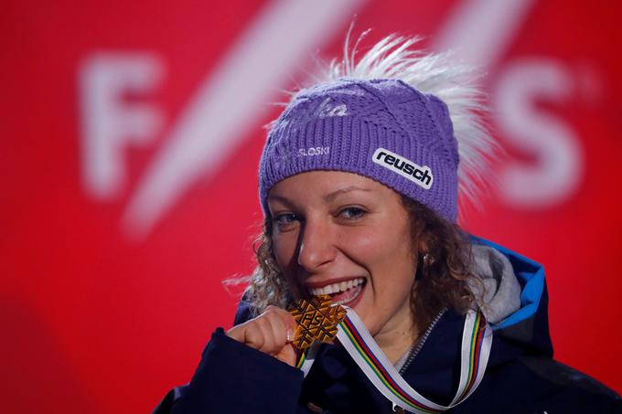 Pred poškodbo je v Aareju še drugič zapored osvojila zlato medaljo v smuku. | Foto: Reuters