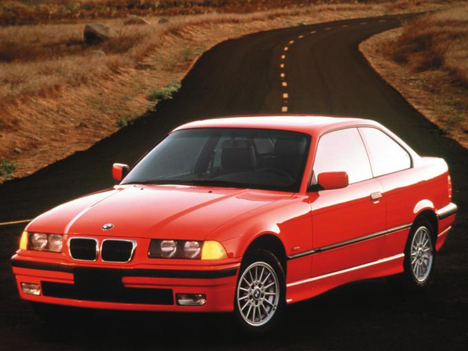 Coupe E36 je postal prvi slovenski avto leta, leta 2022 pa ga bodo lahko lastniki prvih primerkov na naših cestah že registrirali kot starodobnik. | Foto: BMW