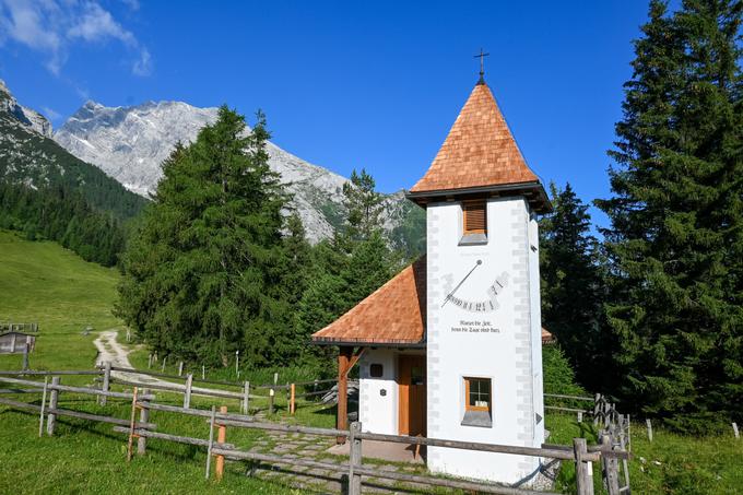 Kapelica na Kührointalmu. V ozadju sta že vidna Watzmann in Watzmannhaus. | Foto: Matej Podgoršek