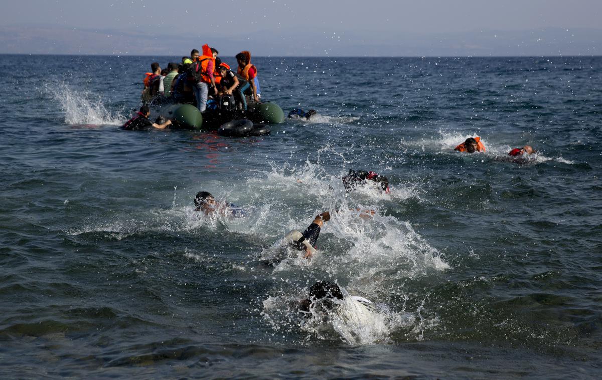 grška obalna straža, migranti, čoln | Migracijska pot, ki se razteza od atlantskih obal Mavretanije in Maroka do Španije, velja za eno najnevarnejših na svetu. Veliko ljudi, ki se odpravi na to nevarno pot, prihaja iz podsaharske Afrike, od koder bežijo pred revščino in konflikti v svojih državah. | Foto Guliverimage