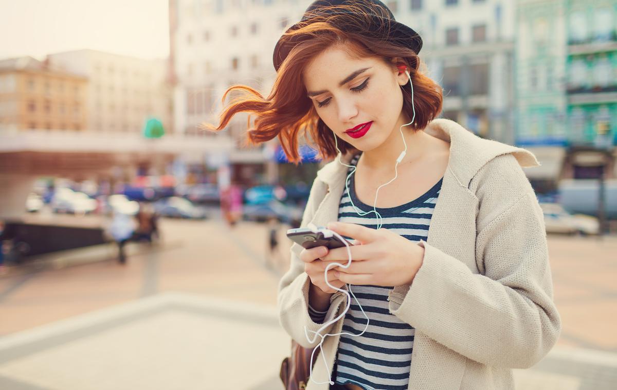 dekle, ženska, pametni telefon | Foto Shutterstock