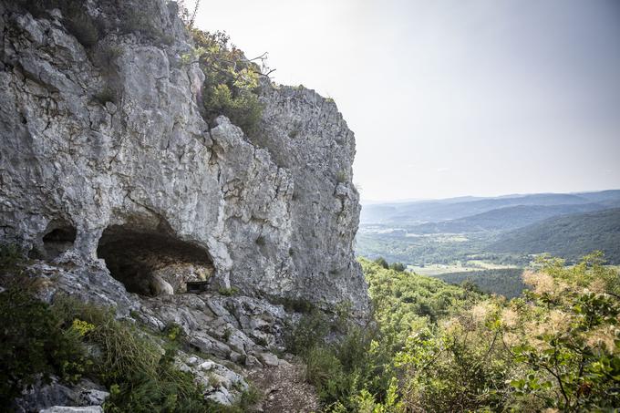 Le nekaj deset metrov z označene poti si lahko ogledate bunker. | Foto: Bojan Puhek