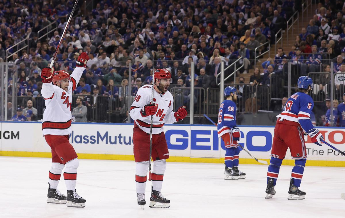 Carolina Hurricanes : New York Rangers | Hokejisti Caroline so po treh porazih zdaj drugič zapored zmagali in ostajajo v igri za napredovanje v konferenčni finale. | Foto Reuters