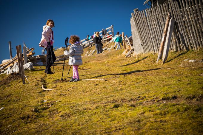 "Veliko potujemo tudi po Sloveniji. Prepričana sem, da moraš, če hočeš spoznavati svet, najprej vedeti, kaj imaš doma." | Foto: Nikica Batur