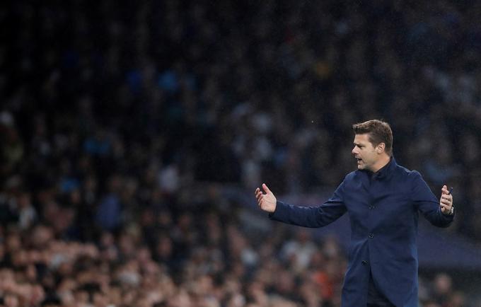 Trenerju Tottenhamu Mauriciu Pochettinu se trese stolček. | Foto: Reuters